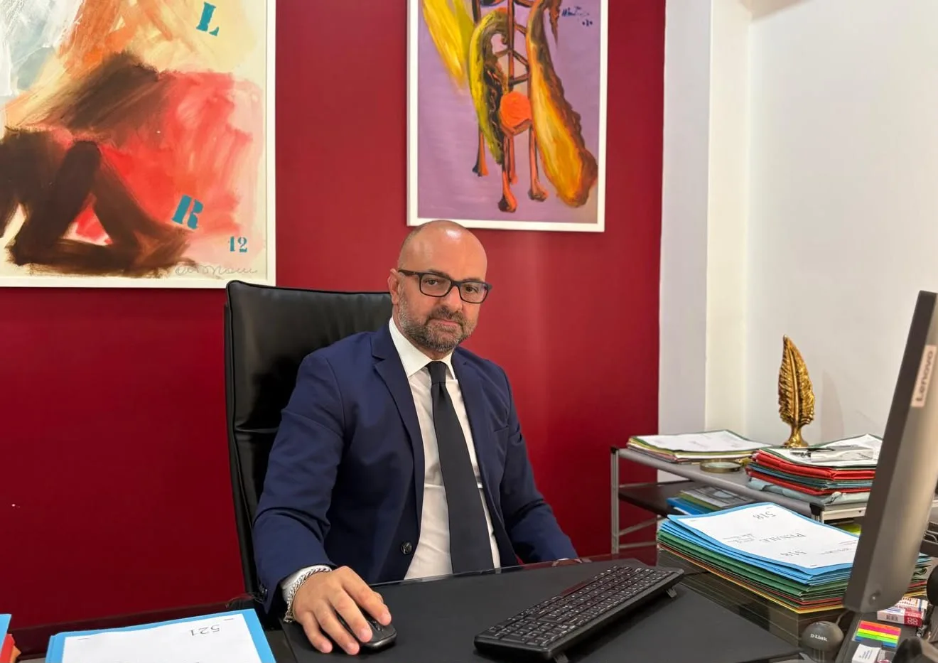 Scrivania con laptop e calcolatrice